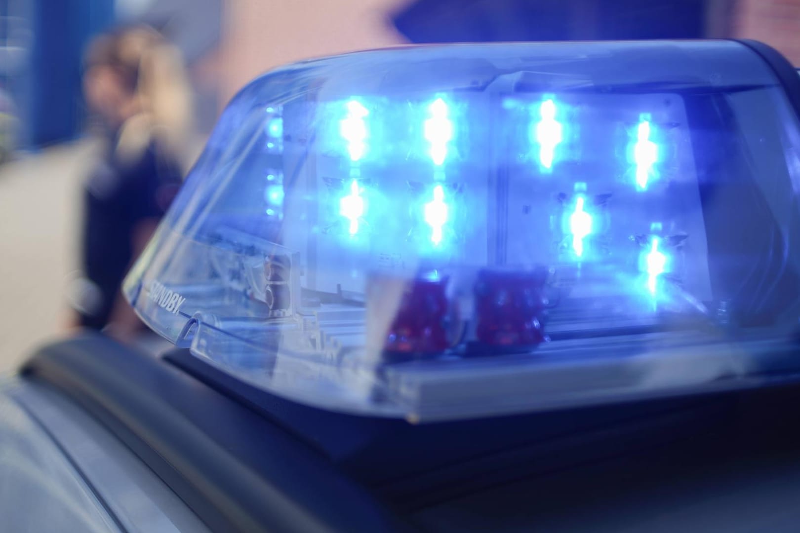 Polizei im Einsatz: Nach dem Angriff in Berlin-Lichtenberg sind die Täter geflüchtet. Der 29-Jährige kam mit leichten Verletzungen ins Krankenhaus.