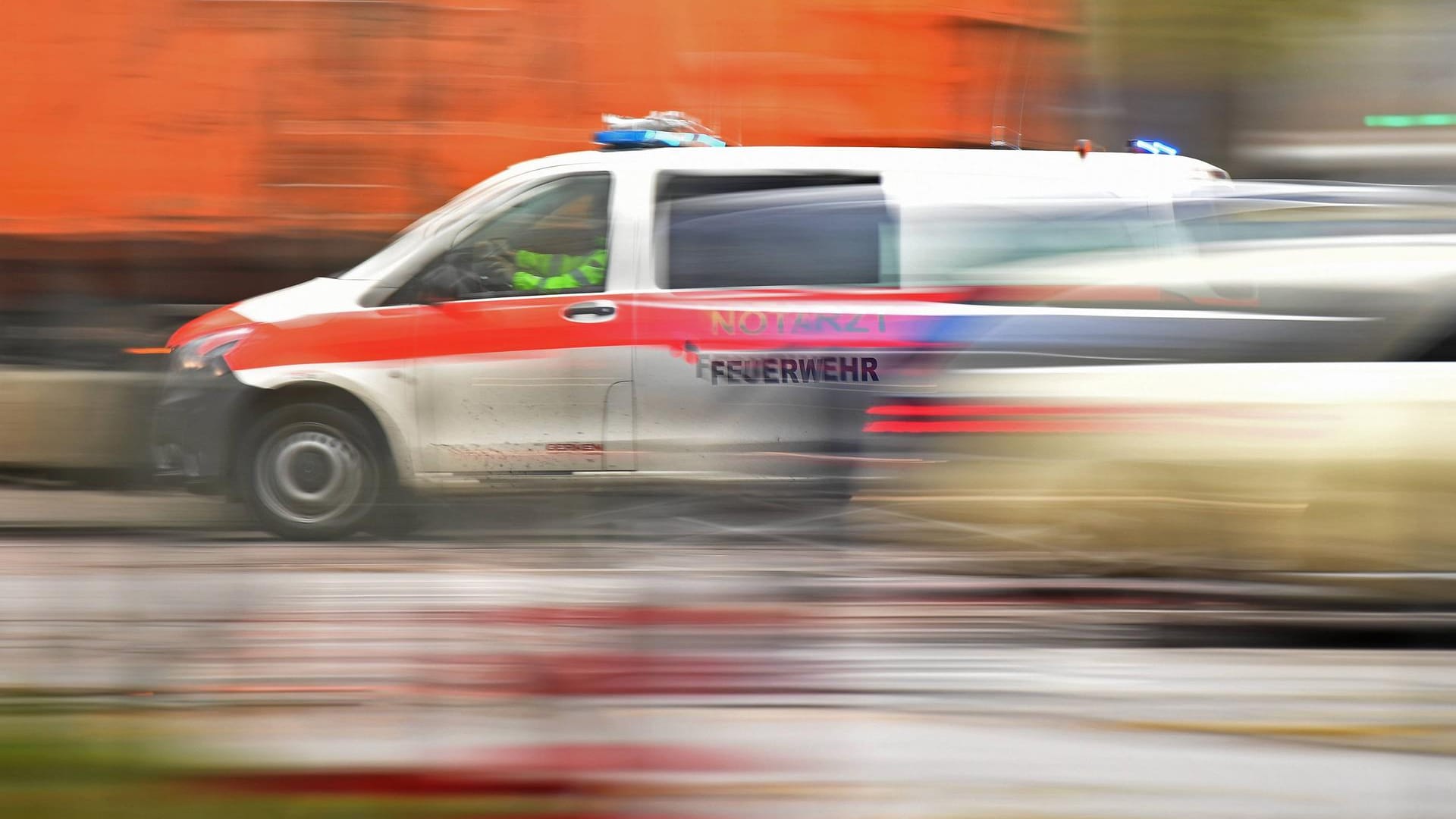 Notarztwagen im Einsatz: Bei dem Sturz erlitt das Mädchen eine Kopfverletzung. Sie wird in der Uniklinik in Gießen behandelt. Notarztwagen im Einsatz: Bei dem Sturz erlitt das Mädchen eine Kopfverletzung. Sie wird in der Uniklinik in Gießen behandelt.