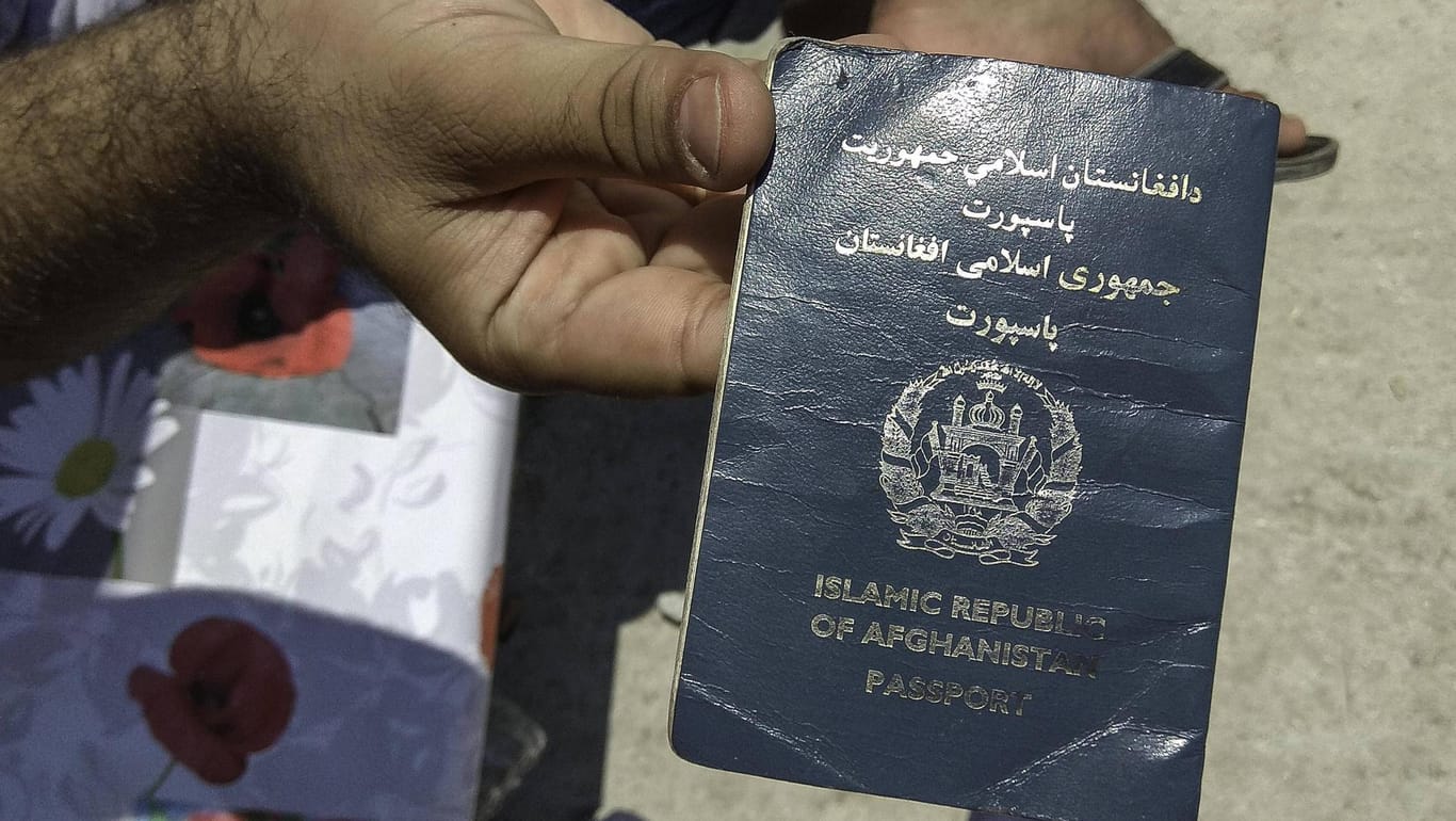 Pass eines afghanischen Flüchtlings in Griechenland: Die Bundesregierung hat nun mit dem Land ein Abkommen zur Rücknahme bestimmter Asylbewerber geschlossen.