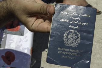 Pass eines afghanischen Flüchtlings in Griechenland: Die Bundesregierung hat nun mit dem Land ein Abkommen zur Rücknahme bestimmter Asylbewerber geschlossen.