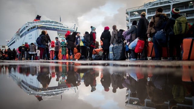 Flüchtlinge warten auf der griechischen Insel Lesbos vor der Fähre nach Piräus.