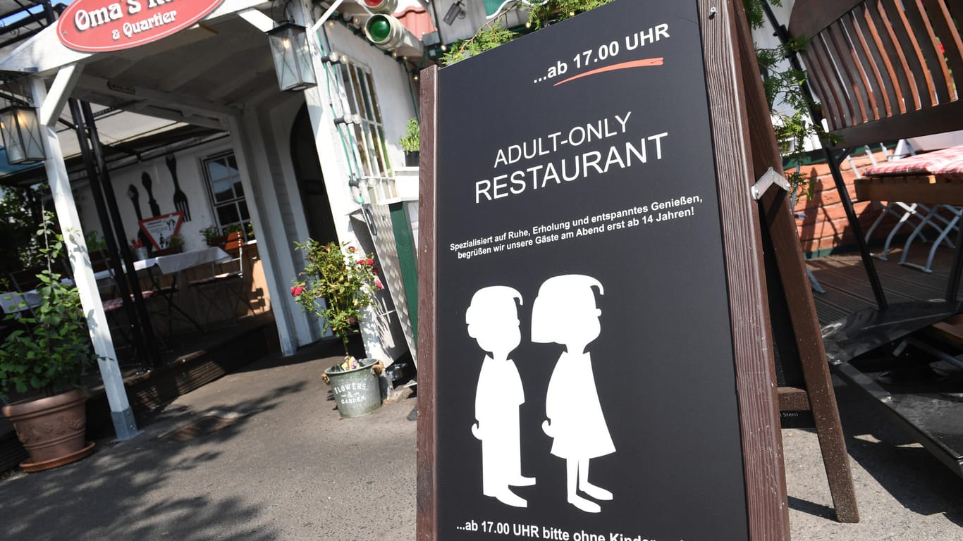 Schild vor Oma's Küche auf Rügen: Das Restaurant lässt abends keine Kinder mehr rein.