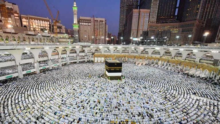 Muslimische Pilger beten im Hof der Großen Moschee in Mekka.