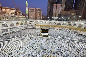 Muslimische Pilger beten im Hof der Großen Moschee in Mekka.