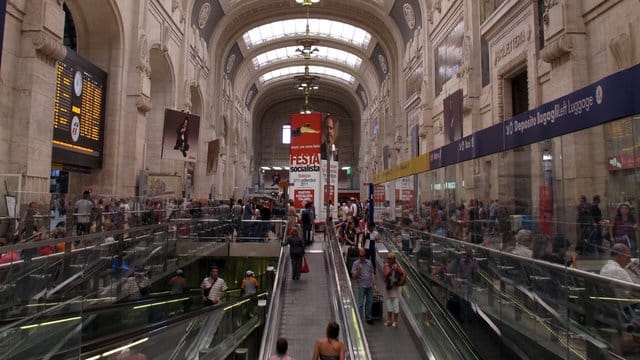 Bewegungen von Menschen und eine oft beeindruckende Architektur machen Bahnhöfe - hier die Stazione di Milano Centrale in Mailand - zu ausgezeichneten Fotomotiven. Bewegungen von Menschen und eine oft beeindruckende Architektur machen Bahnhöfe - hier die Stazione di Milano Centrale in Mailand - zu ausgezeichneten Fotomotiven.