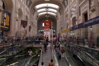Bewegungen von Menschen und eine oft beeindruckende Architektur machen Bahnhöfe - hier die Stazione di Milano Centrale in Mailand - zu ausgezeichneten Fotomotiven.