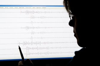 Im Erdbebenzentrum in Hannover werden die Erschütterungen eines kleinen Erdbebens bei Verden registriert.