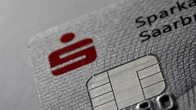 Eine Sparkassen-Karte: Betrüger versuchen im Internet sensible Bankdaten von Sparkassen-Kunden abzugreifen.