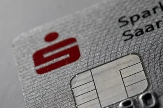 Eine Sparkassen-Karte: Betrüger versuchen im Internet sensible Bankdaten von Sparkassen-Kunden abzugreifen.