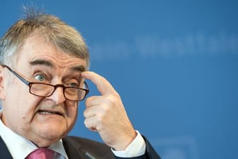 Nordrhein-Westfalens Innenminister Herbert Reul (CDU) hat sich für seine Richterschelte im Fall Sami A.