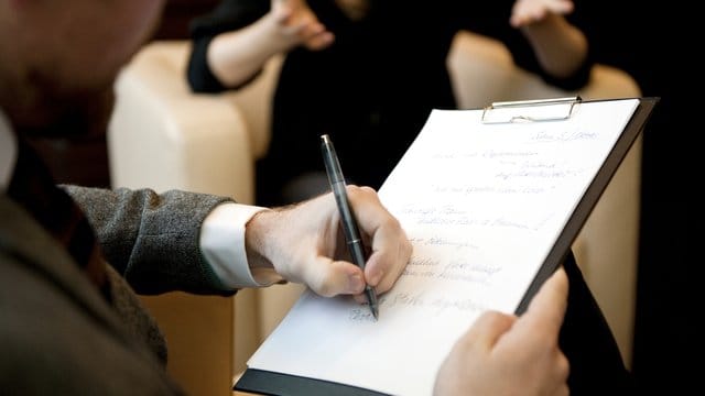 Damit nach einem Schicksalsschlag keine Posttraumatische Belastungsstörung auftritt, sollten Betroffene rechtzeitig einen Psychotherapeuten aufsuchen. Damit nach einem Schicksalsschlag keine Posttraumatische Belastungsstörung auftritt, sollten Betroffene rechtzeitig einen Psychotherapeuten aufsuchen.