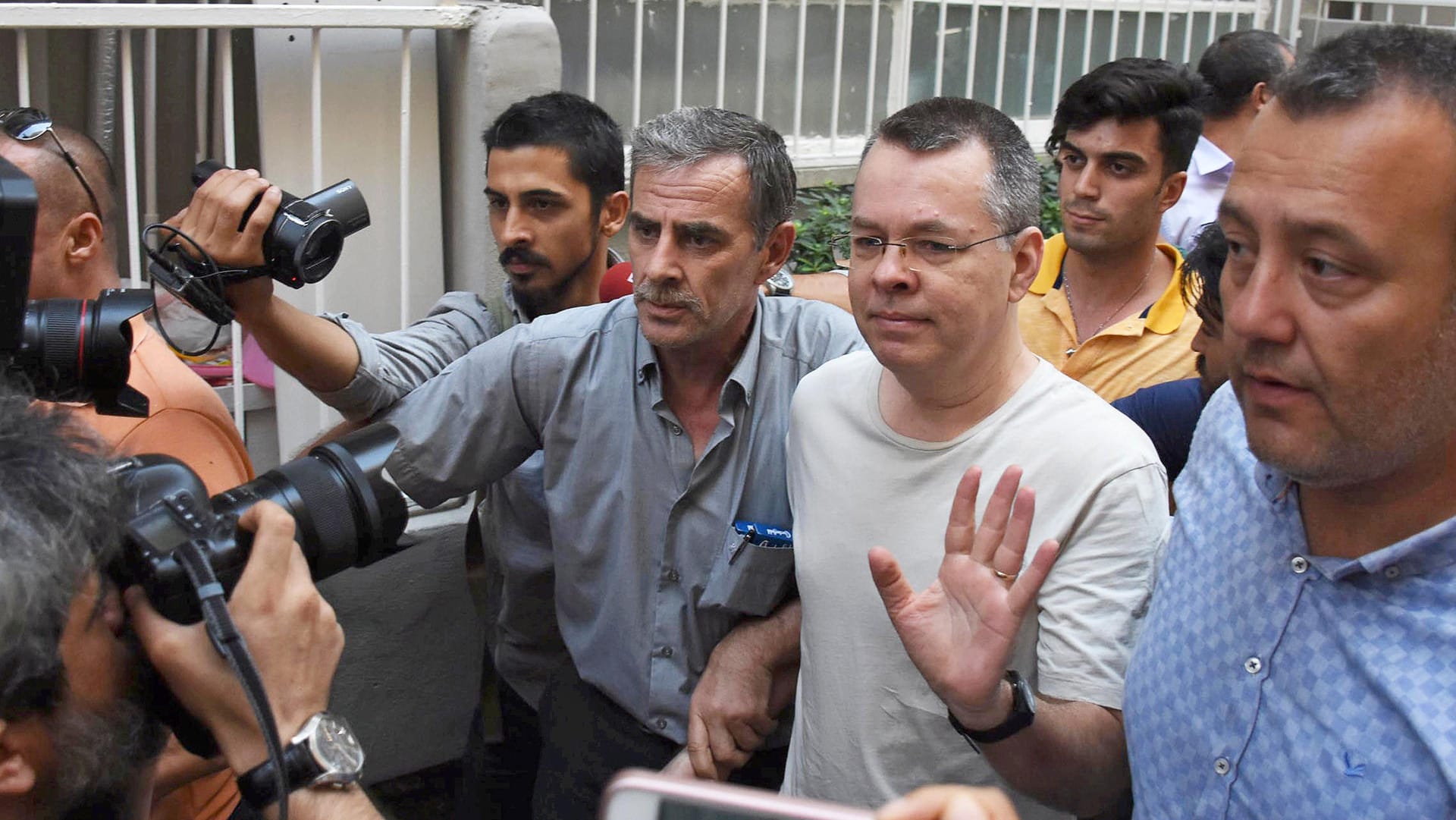 Andrew Brunson inmitten von Reportern: Seit knapp zwei Jahren befindet sich der amerikanische Pastor in Haft. Erneut hat ein Gericht seine Freilassung abgelehnt.