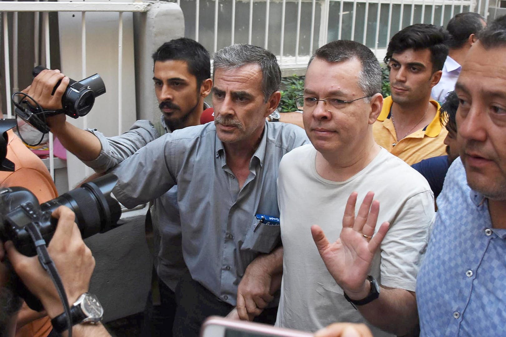 Andrew Brunson inmitten von Reportern: Seit knapp zwei Jahren befindet sich der amerikanische Pastor in Haft. Erneut hat ein Gericht seine Freilassung abgelehnt.