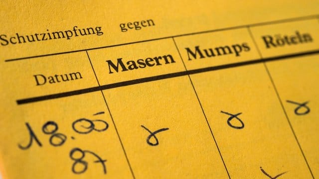 Wer sich nicht sicher ist, ob er gegen Masern geimpft ist, kann im Impfpass nachsehen. Wer sich nicht sicher ist, ob er gegen Masern geimpft ist, kann im Impfpass nachsehen.