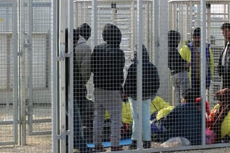 In einer solchen Transitzone soll Ungarn einzelnen Asylbewerbern die Nahrung verweigert haben.