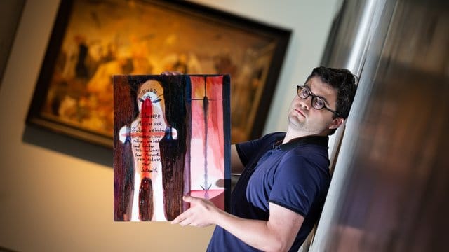 Der russische Künstler Yury Kharchenko mit seinem Bild "Todesfuge" (Öl auf Leinwand, 2012) im Felix-Nussbaum-Haus. Der russische Künstler Yury Kharchenko mit seinem Bild "Todesfuge" (Öl auf Leinwand, 2012) im Felix-Nussbaum-Haus.