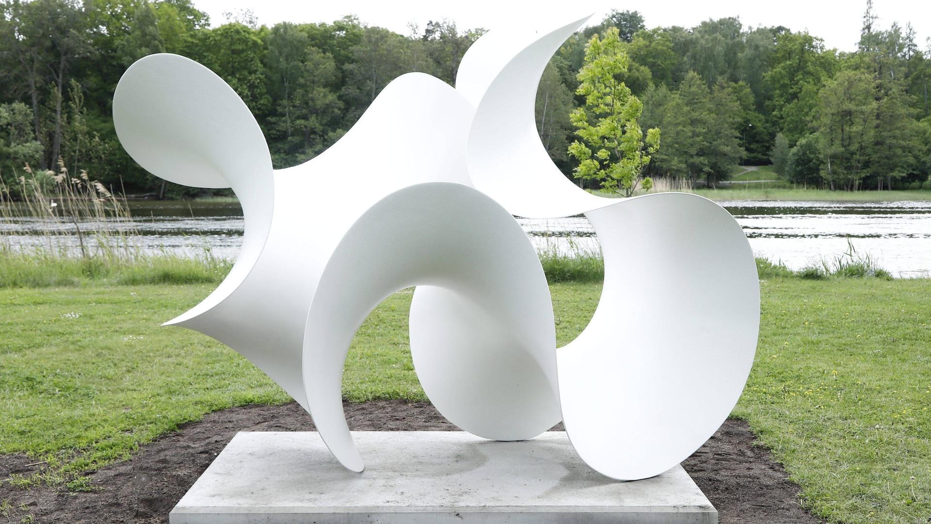 Eine Skulptur von Eva Hild im schwedischen "Royal Djurgarden" in Stockholm: Die erste deutsche Einzelausstellung der Bildhauerin eröffnet in Wuppertal.