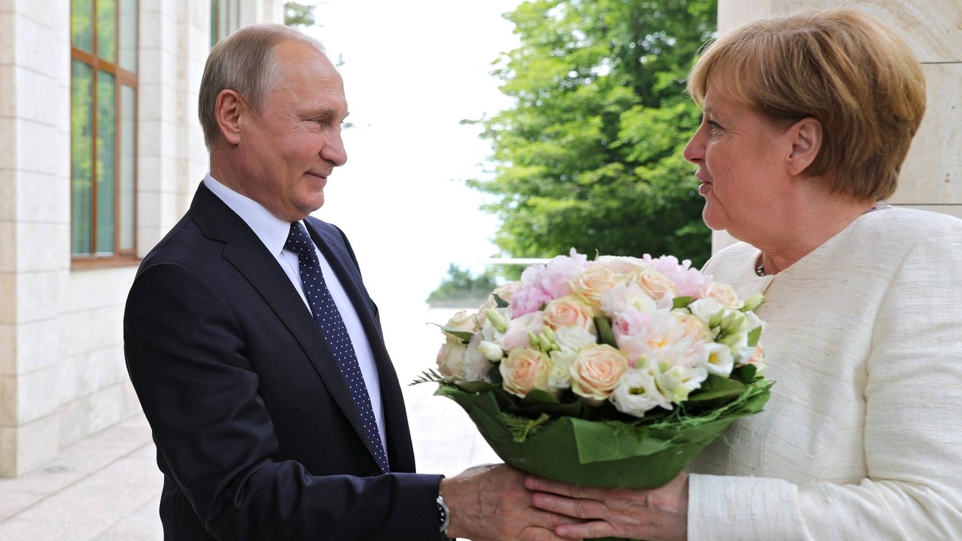 Wladimir Putin begrüßt Angela Merkel mit einem Blumenstrauß: Im Mai besuchte die Kanzlerin den russischen Präsidenten in Sotschi.