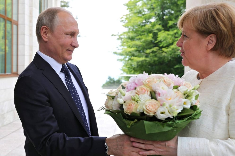 Wladimir Putin begrüßt Angela Merkel mit einem Blumenstrauß: Im Mai besuchte die Kanzlerin den russischen Präsidenten in Sotschi.