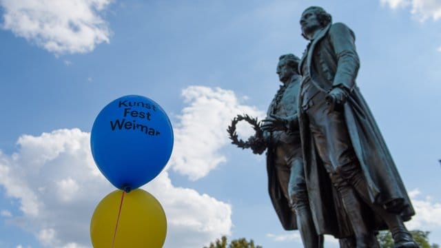 Luftballons vor dem Goethe-und-Schiller-Denkmal in Weimar.