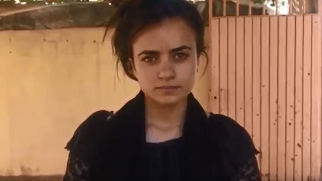 Aschwak Hadschi in ihrem Youtube-Video: Die junge Jesidin gibt an aus Schwäbisch Gmünd geflohen zu sein, nachdem sie dort auf ein IS-Mitglied getroffen ist.