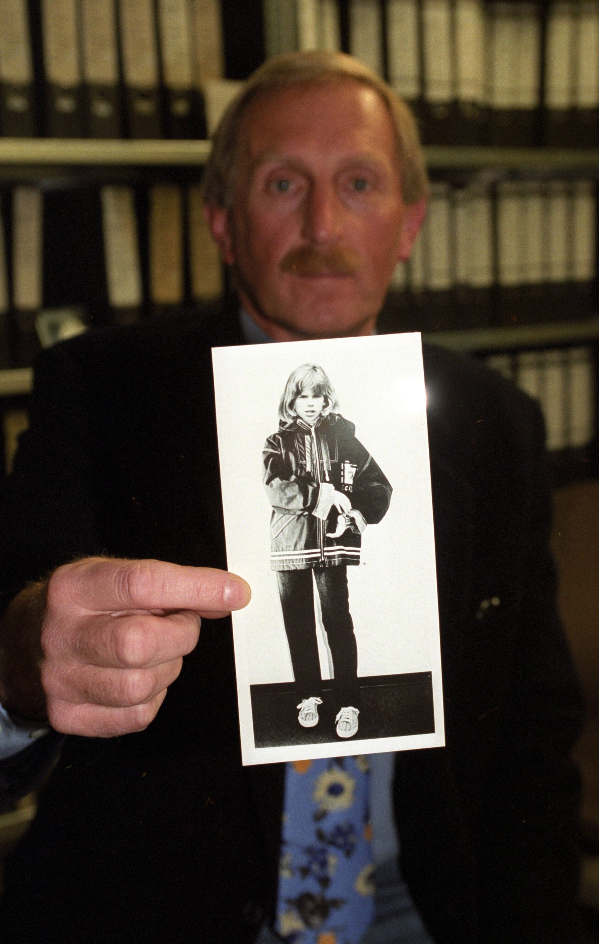 Die Mordkommission Bonn ermittelte: Kriminalhauptkommissar Rolf Müller mit einem Foto der ermordeten Claudia Ruf.