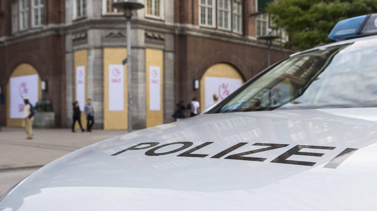 Ein Polizeiauto in der Hamburger Mönckebergstraße: Mitten in der Innenstadt soll ein 14-jähriges Mädchen vergewaltigt worden sein.