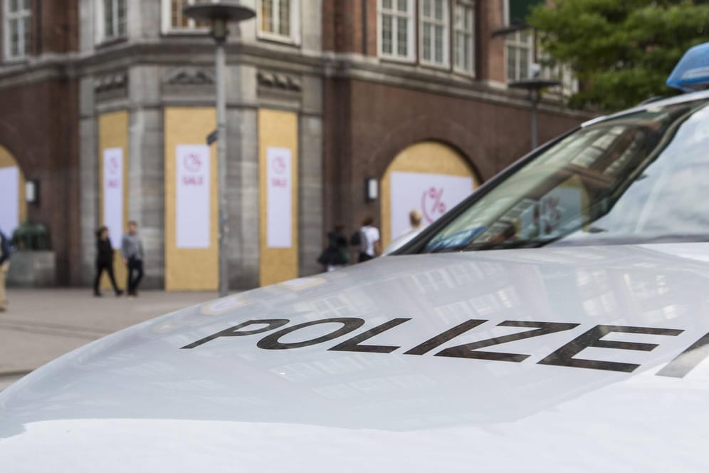 Ein Polizeiauto in der Hamburger Mönckebergstraße: Mitten in der Innenstadt soll ein 14-jähriges Mädchen vergewaltigt worden sein.