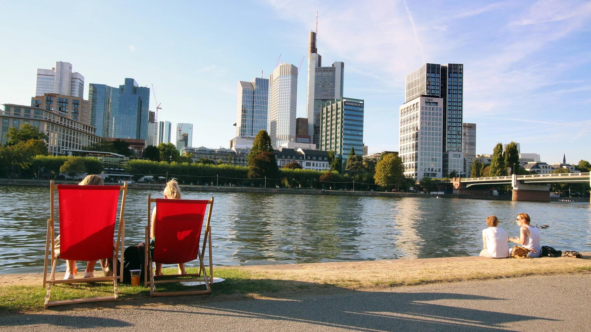 Personen in Liegestühlen am Mainufer in der Innenstadt Frankfurt: Am Wochenende dreht der Sommer noch einmal auf. Personen in Liegestühlen am Mainufer in der Innenstadt Frankfurt: Am Wochenende dreht der Sommer noch einmal auf.
