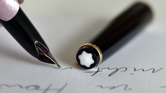 Füllfederhalter der Marke Montblanc fangen beim Preis von 300 Euro an und können deutlich über eine Million Euro kosten können. Füllfederhalter der Marke Montblanc fangen beim Preis von 300 Euro an und können deutlich über eine Million Euro kosten können.