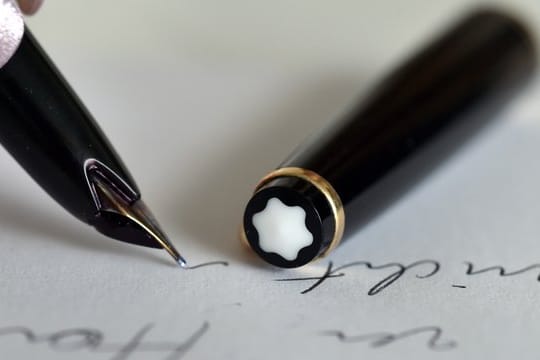 Füllfederhalter der Marke Montblanc fangen beim Preis von 300 Euro an und können deutlich über eine Million Euro kosten können.