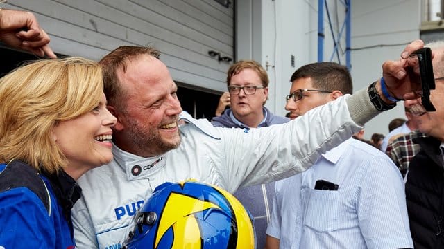 Bundeslandwirtschaftsministerin Julia Klöckner (CDU) und der Rapper Smudo haben Spaß am Nürburgring.