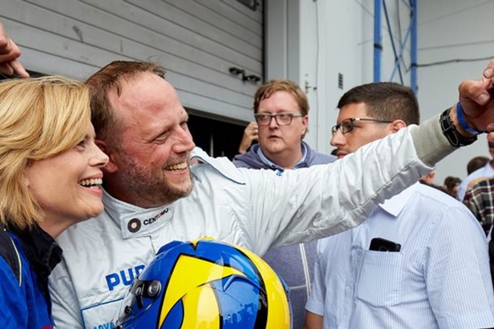 Bundeslandwirtschaftsministerin Julia Klöckner (CDU) und der Rapper Smudo haben Spaß am Nürburgring.