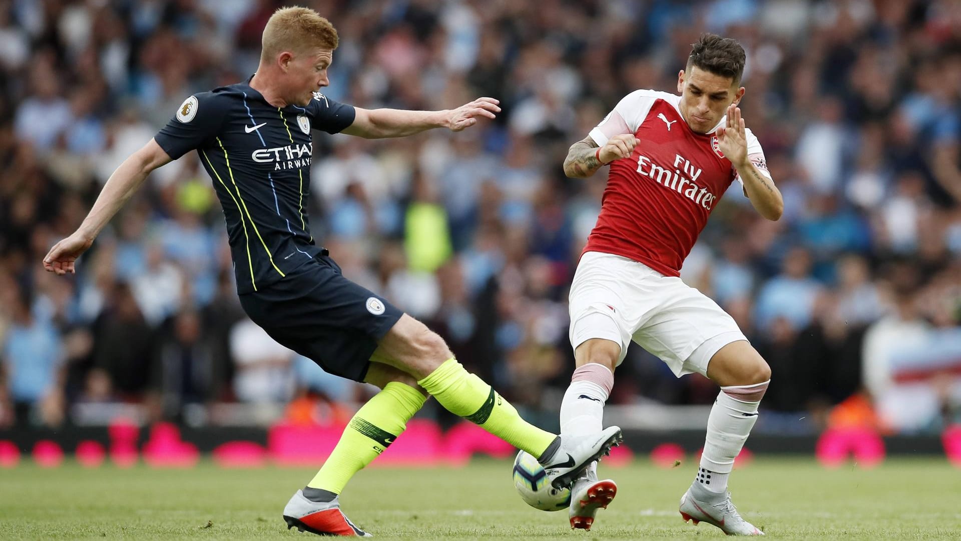 Kevin de Bruyne (l.) im Zweikampf mit Lucas Torreira vom FC Arsenal. Beim 2:0-Sieg am ersten Spieltag der Premier League wurde der Mittelfeldstar eingewechselt.