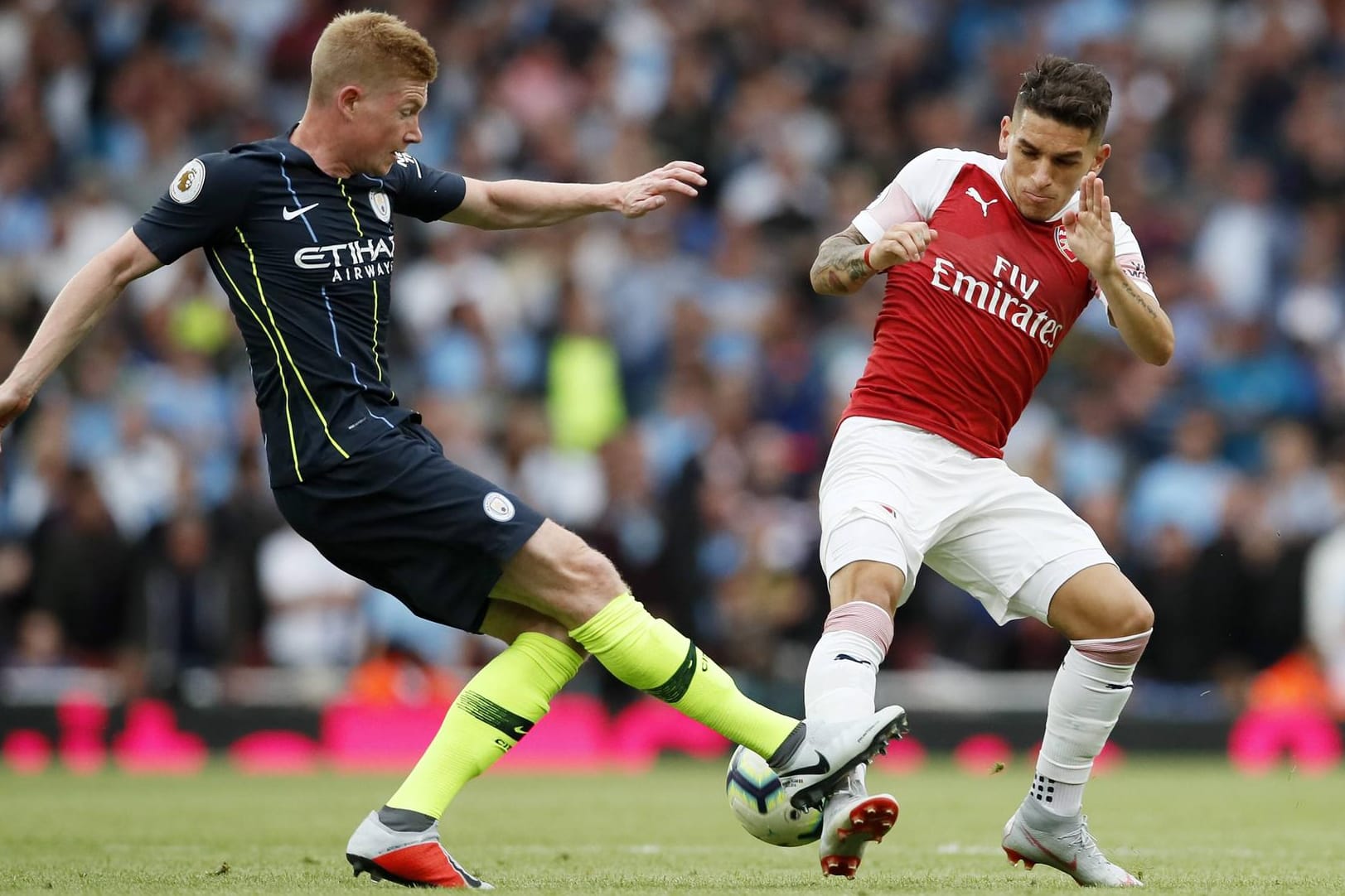 Kevin de Bruyne (l.) im Zweikampf mit Lucas Torreira vom FC Arsenal. Beim 2:0-Sieg am ersten Spieltag der Premier League wurde der Mittelfeldstar eingewechselt.