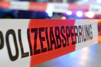 Polizeiabsperrband an einem Einsatzort: Der Beil-Angreifer von Kerpen wurde in der Nähe des Tatortes festgenommen.