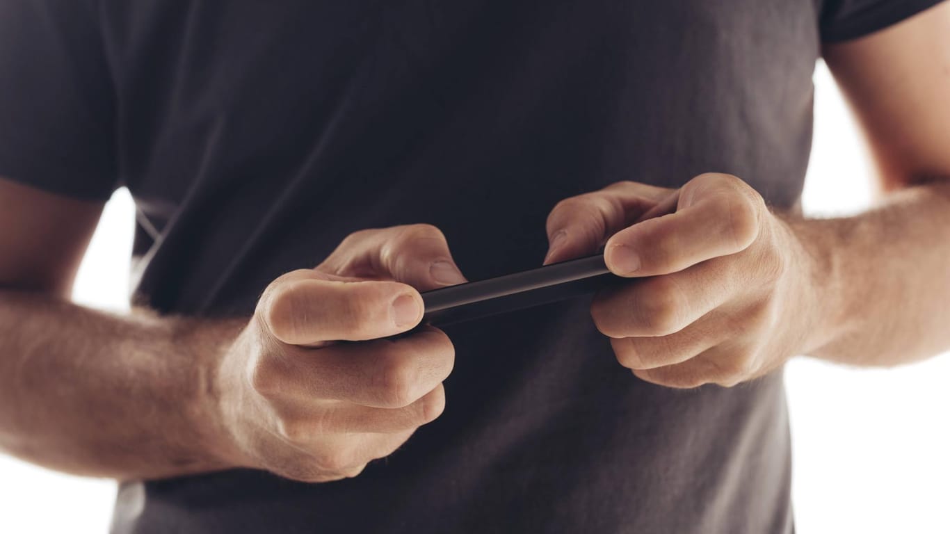 Ein Mann spielt am Smartphone: Telekom-Kunden sollen ab dem 21. August ein weiteres StreamOn-Angebot buchen können.