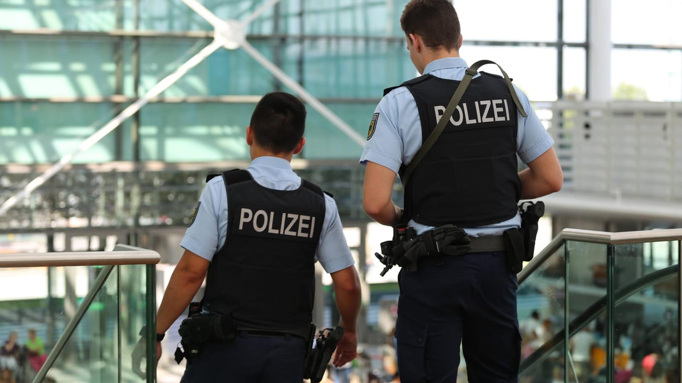 Polizisten am Flüghafen in München: Ein Musikinstrument entpuppte sich bei der Zollkontrolle als Waffe.