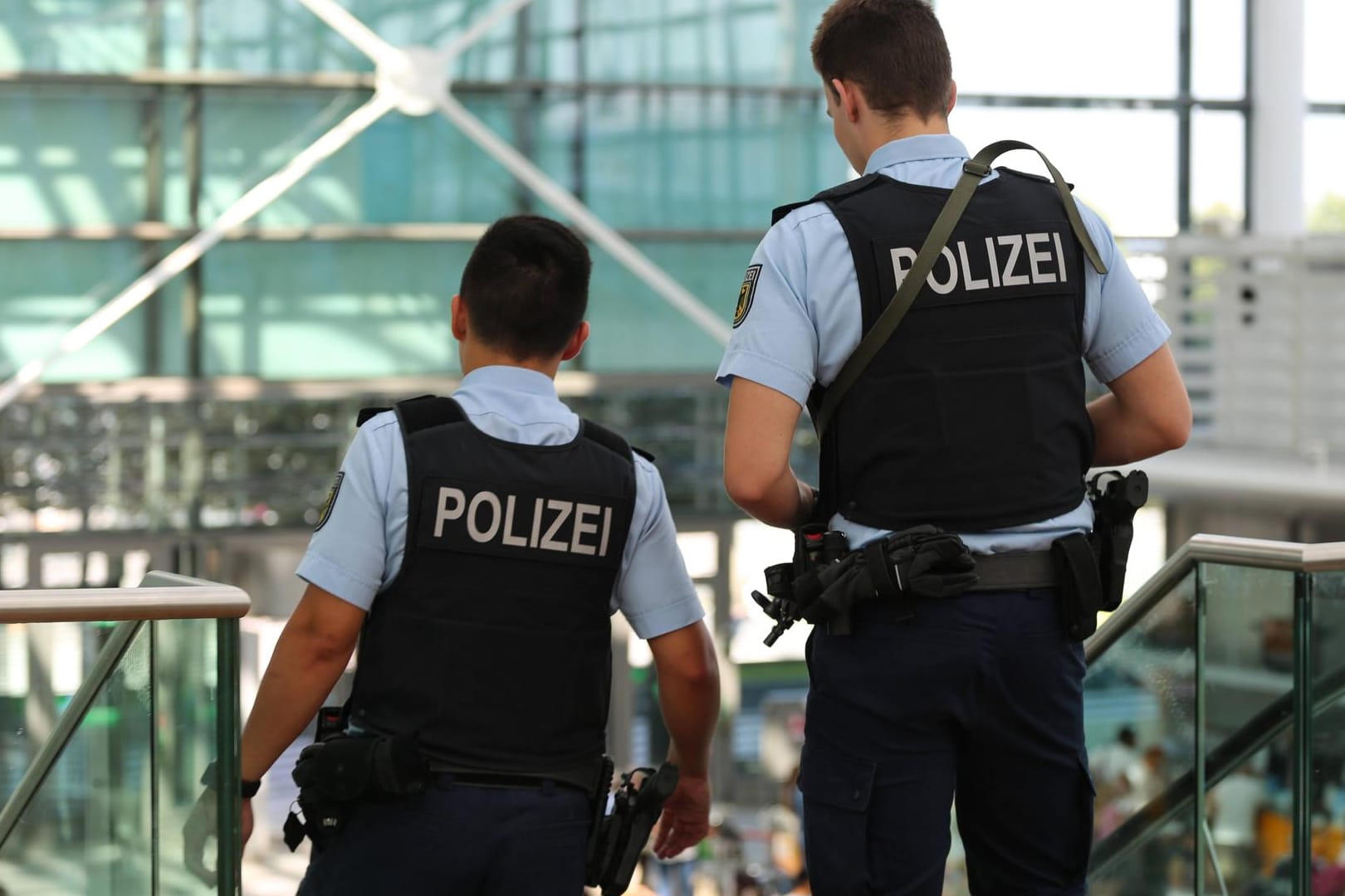Polizisten am Flüghafen in München: Ein Musikinstrument entpuppte sich bei der Zollkontrolle als Waffe.