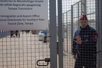 Polizist am Tor zu Transitzone Tompa: Flüchtlinge sollen angeblich zur Ausreise nach Serbien gedrängt werden.