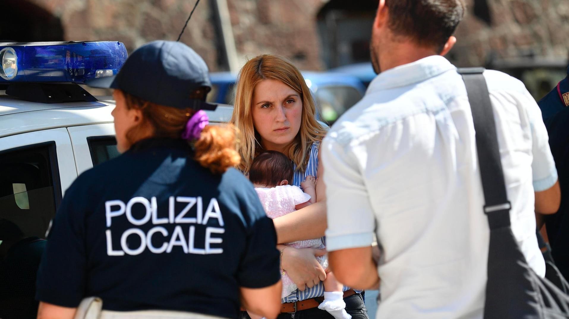 Genua: Evakuierte Anwohner stehen auf einer Straße in der Nähe der teilweise eingestürzten Autobahnbrücke Ponte Morandi.