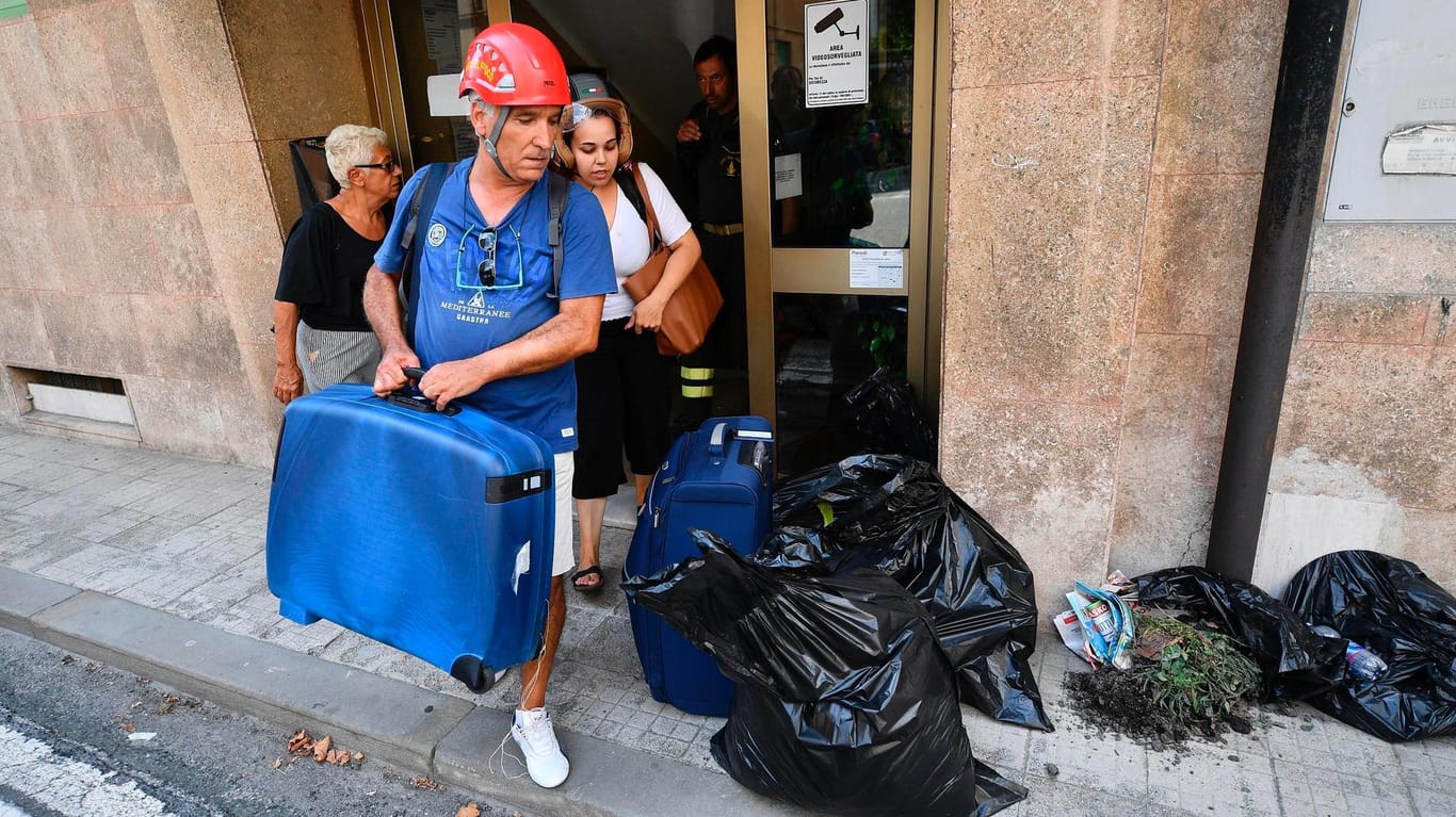 Genua: Bewohner evakuierter Wohnhäuser holen persönliche Gegenstände ab.