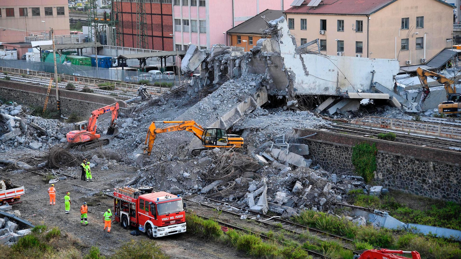 Feuerwehrleute entfernen Betonstücke der teilweise eingestürzten Morandi-Autobahnbrücke: In den Trümmern wird weiter nach Vermissten gesucht.