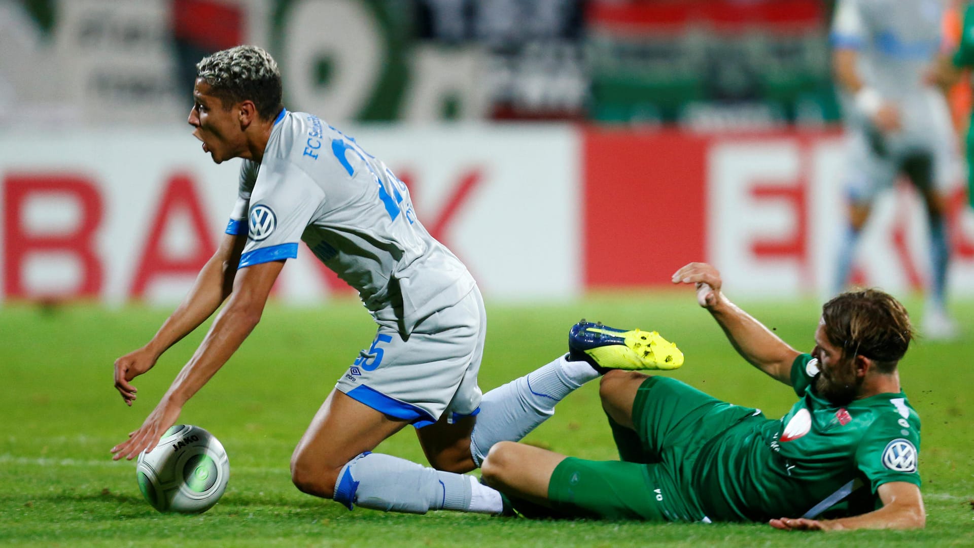 Amine Harit (l.) geht im Strafraum zu Boden – Schweinfurts Philip Messingschlager hat ihn gestoppt.