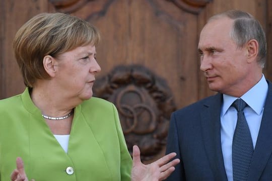 Treffen im Schloss Meseberg: Bundeskanzlerin Angela Merkel (CDU) trifft Wladimir Putin, Präsident von Russland.