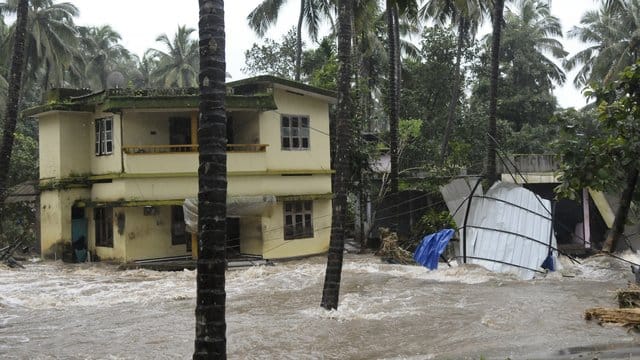 Nach starken Regenfällen stehen Straßen und Häuser unter Wasser. Nach starken Regenfällen stehen Straßen und Häuser unter Wasser.