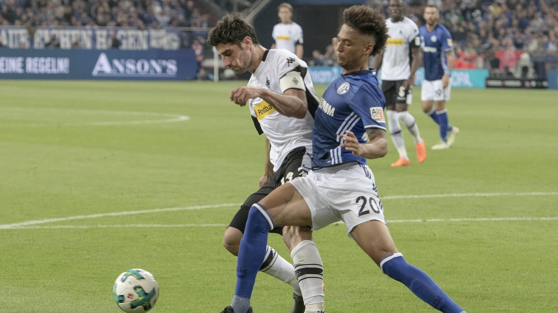 Zweikampf mit verheerenden Folgen: Beim Duell mit Schalkes Thilo Kehrer (r.) verletzte sich Lars Stindl schwer.