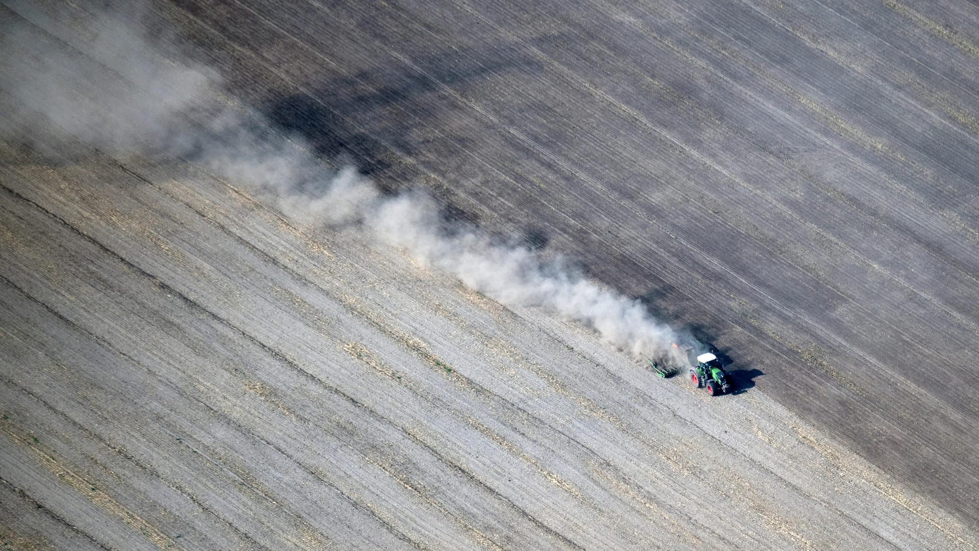 Eine dichte Staubwolke zieht ein Traktor bei Feldarbeiten hinter sich her: Einem Medienbericht zufolge melden Bundesländer Dürreschäden in Milliardenhöhe an. Eine dichte Staubwolke zieht ein Traktor bei Feldarbeiten hinter sich her: Einem Medienbericht zufolge melden Bundesländer Dürreschäden in Milliardenhöhe an.