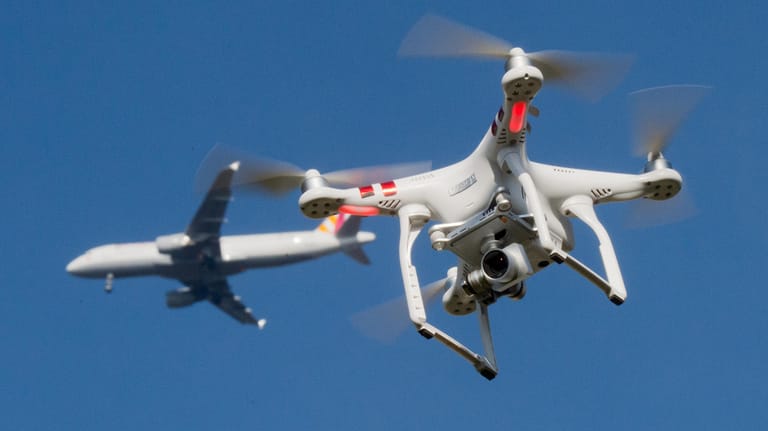 Eine Drohne mit einem Flugzeug im Hintergrund (Symbolbild): Das Gerät war auf etwa 60 Metern Höhe unterwegs.