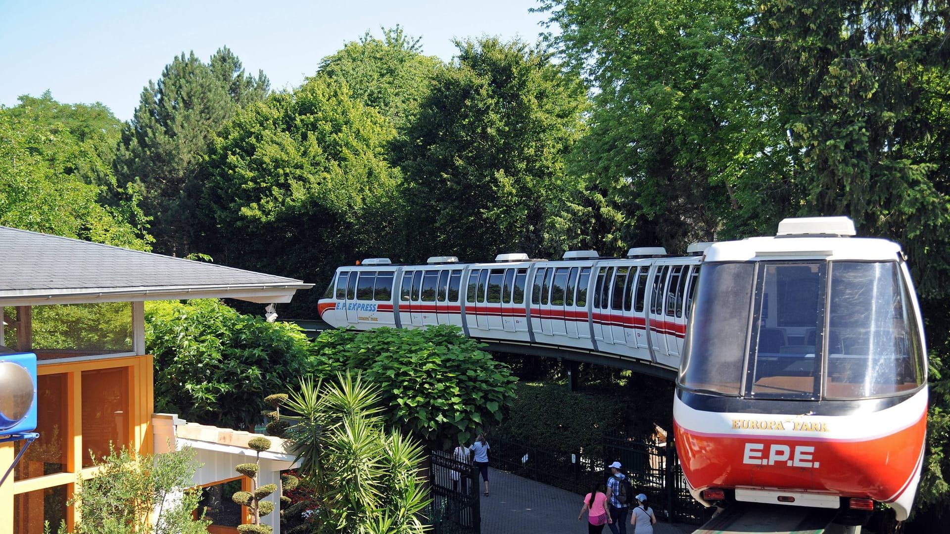 Schwebebahn im Europa-Park in Rust: Offenbar sind zwei Züge der Attraktion kollidiert.